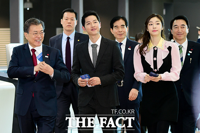 문재인 대통령이 12일 오후 인천국제공항 제2터미널 개장식에 참석해 무인 안내 로봇의 안내를 받으며 행사장으로 입장하고 있다. /인천국제공항=남용희 기자