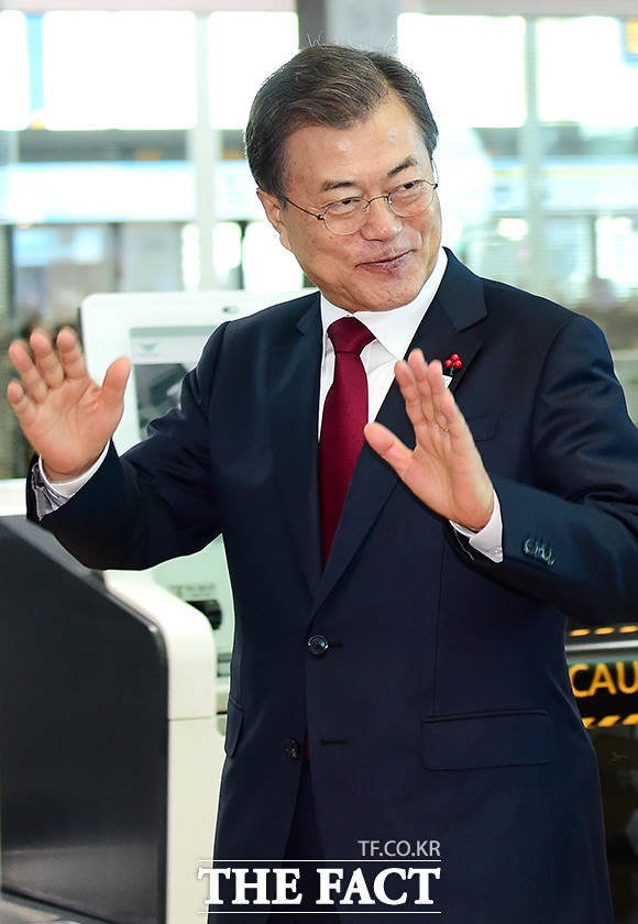 문재인 대통령이 12일 오후 인천국제공항 제2터미널 개장식에 참석해 무인 안내 로봇의 안내를 받으며 행사장으로 입장하고 있다. /인천국제공항=남용희 기자