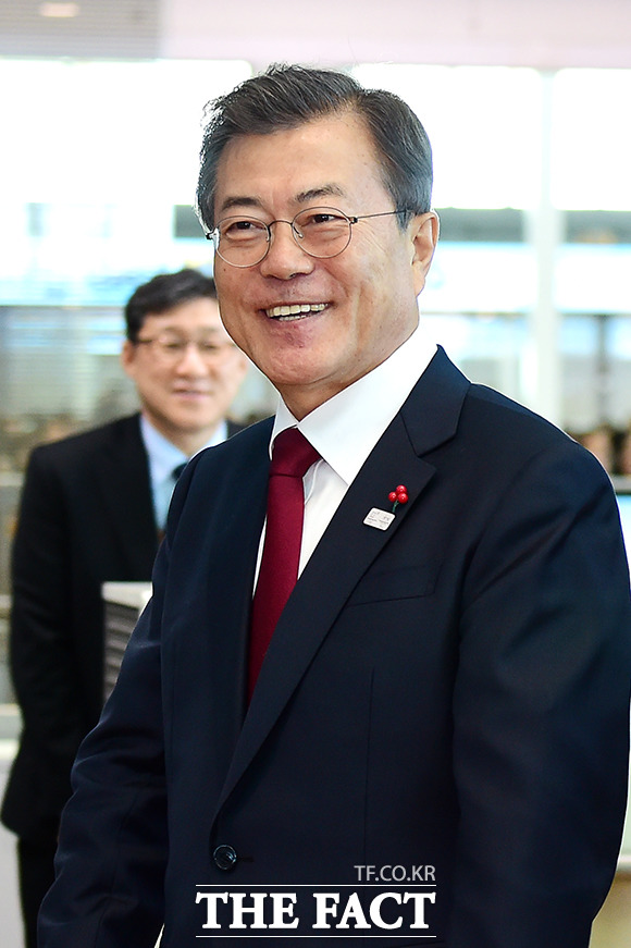 문재인 대통령이 12일 오후 인천국제공항 제2터미널 개장식에 참석해 무인 안내 로봇의 안내를 받으며 행사장으로 입장하고 있다. /인천국제공항=남용희 기자