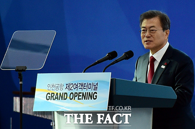 문재인 대통령이 12일 오후 인천국제공항 제2터미널 개장식에 참석해 무인 안내 로봇의 안내를 받으며 행사장으로 입장하고 있다. /인천국제공항=남용희 기자