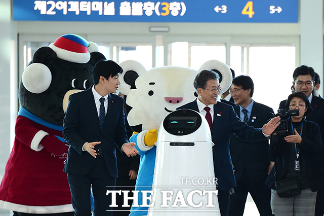 문재인 대통령이 12일 오후 인천국제공항 제2터미널 개장식에 참석해 무인 안내 로봇의 안내를 받으며 행사장으로 입장하고 있다. /인천국제공항=남용희 기자