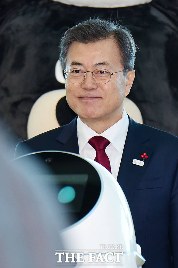 문재인 대통령이 12일 오후 인천국제공항 제2터미널 개장식에 참석해 무인 안내 로봇의 안내를 받으며 행사장으로 입장하고 있다. /인천국제공항=남용희 기자