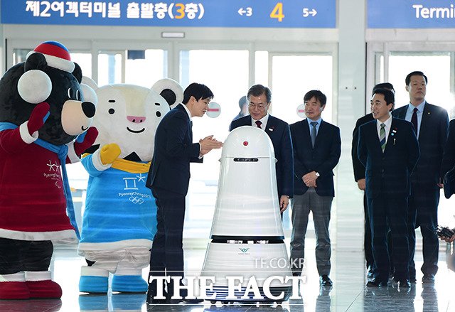 문재인 대통령이 12일 오후 인천국제공항 제2터미널 개장식에 참석해 무인 안내 로봇의 안내를 받으며 행사장으로 입장하고 있다. /인천국제공항=남용희 기자