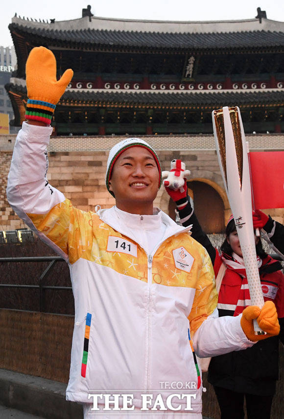 성화 봉송 나선 축구선수 정대세