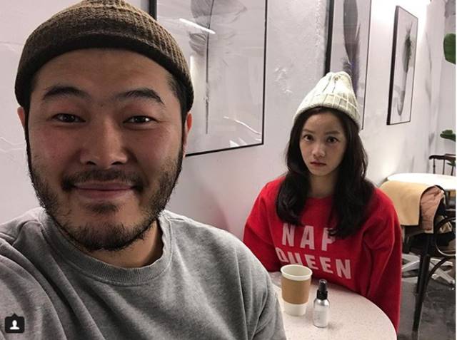 김기방과 아내 김희경 씨가 다정하게 포즈를 취하며 카메라를 응시하고 있다./김기방 SNS