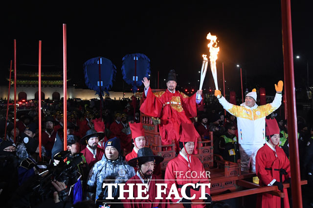 13일 저녁 서울 광화문 앞에서 2018 평창 동계올림픽 성화 봉송 어가행렬이 진행되고 있다./남윤호 기자