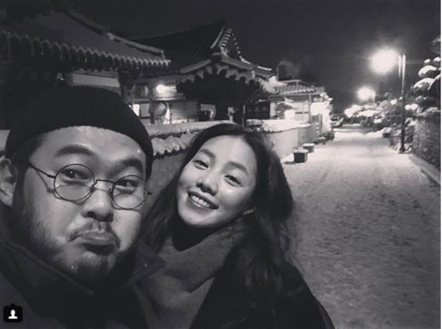 배우 김기방, 신혼생활 공개. 김기방이 달달한 신혼 생활을 공개해 시선을 모으고 있다. 김기방은 미모의 아내와 여행 인증사진을 올리며 행복한 일상을 선보였다./김기방 SNS