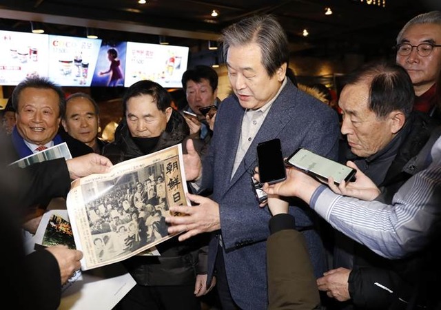 김무성 의원이 지난 11일 영화 1987을 관람한 이후 당시 사진에 대해 설명하고 있다.