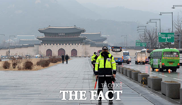 16일 전국 대부분 지역에서 미세먼지 농도가 치솟을 것으로 보인다. 지난 15일 서울 종로구 광화문 광장에서 경찰관이 마스크를 쓴 채 서 있다./김세정 인턴기자