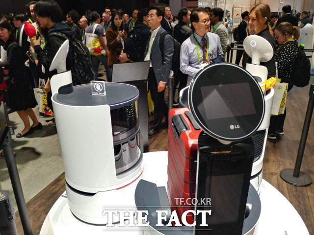 LG전자는 서빙 로봇·포터 로봇·쇼핑카트 로봇 등 신규 로봇 3종을 공개했다. /이성락 기자