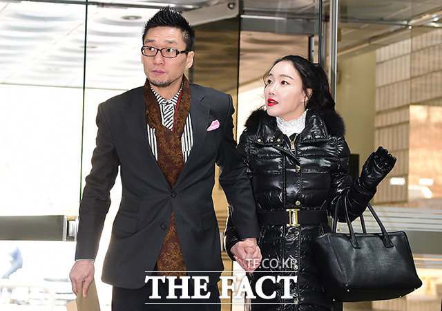횡령 및 사기 혐의로 재판을 받고 있는 왕진진(본명 전준주)과 팝 아티스트 부인 낸시랭이 15일 오후 서울 서초구 중앙지방법원에서 열린 공판에 출석하고 있다. /남용희 기자