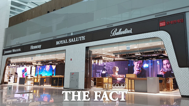 롯데면세점은 인천공항 제2여객터미널점에 1407㎡(426평)규모로 주류‧담배‧식품 브랜드 등을 운영한다. /롯데면세점 제공