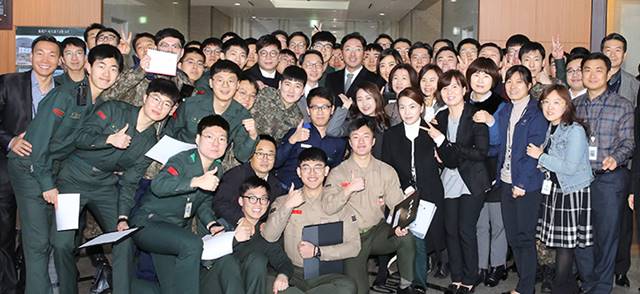 기무사령부의 뜨거운 환영. 하정우는 신과함께에서 군대에서 발생한 수홍의 억울한 죽음을 파헤친다./롯데엔터테인먼트 제공