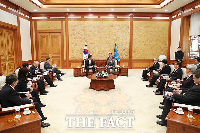 문재인 대통령은 15일 방한 중인 후렐수흐 몽골 총리를 접견하고 양국 협력 방안을 논의했다./청와대 제공