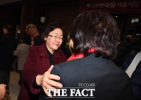 [TF포토] 지지자들 응원 받는 신연희 강남구청장