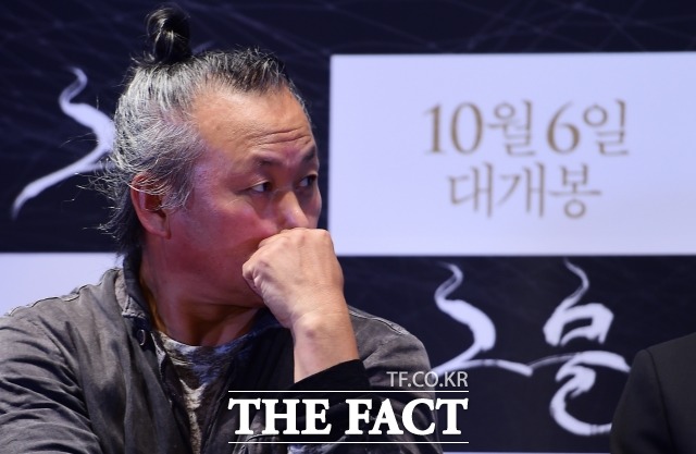 김기덕 영화감독이 여배우 폭행 혐의로 벌금 500만 원의 약식명령을 받았다. 김 감독은 앞서 검찰 조사에서 여배우 뺨을 두 차례 때린 사실을 인정하면서도 감정 이입을 도우려는 취지였다고 진술했다. /더팩트 DB