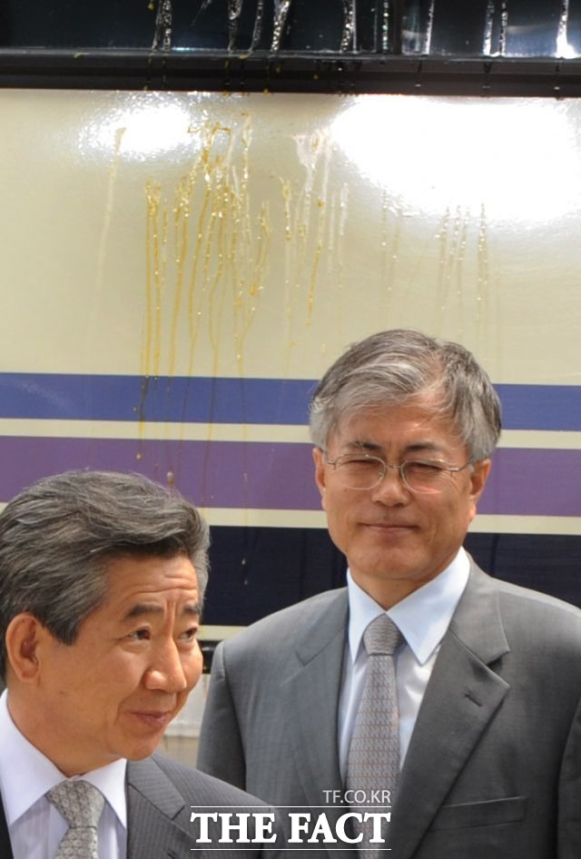 노무현 전 대통령(왼쪽)과 문재인 대통령(당시 변호사)이 2009년 4월30일 포괄적 뇌물수수 혐의 조사를 받기 위해 서울 서초구 대검찰청에 들어서고 있다./더팩트DB