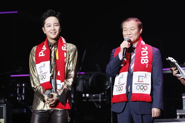 배우 장근석이 일본 오사카에서 가진 콘서트에서 평창동계올림픽 등을 홍보했다. 이 자리에는 정만호 강원도경제부지사도 함께 했다. /트리제이컴퍼니 제공