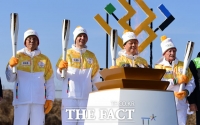 [TF포토] 한국전쟁 참전용사와 함께한 평창동계올림픽 성화봉송