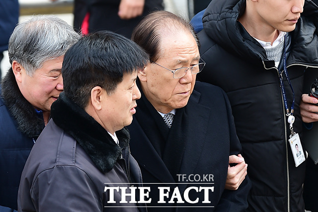 이명박 정부시절 국가정보원으로부터 불법 자금을 수수한 혐의를 받는 MB 집사 김백준 전 청와대 총무기획관이 지난 16일 오후 서울 서초구 서울중앙지방법원에서 열린 영장실질심사를 마치고 법원을 나서고 있다./남용희 기자