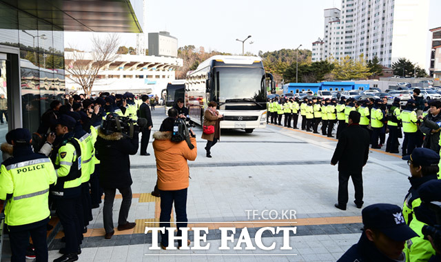 강릉아트센터 들어서는 현송월 삼지연관현악단 단장과 북한 예술단 사전점검단