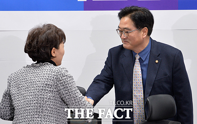김연미 국토교통부 장관(왼쪽)과 우원식 더불어민주당 원내대표가 인사하고 있다.