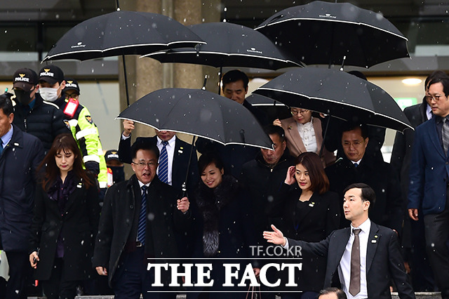 현송월 삼지연관현악단 단장과 북한 예술단 사전점검단이 22일 오후 서울 중구 장충동 국립극장에서 점검을 마치고 차량으로 이동하고 있다. /남용희 기자