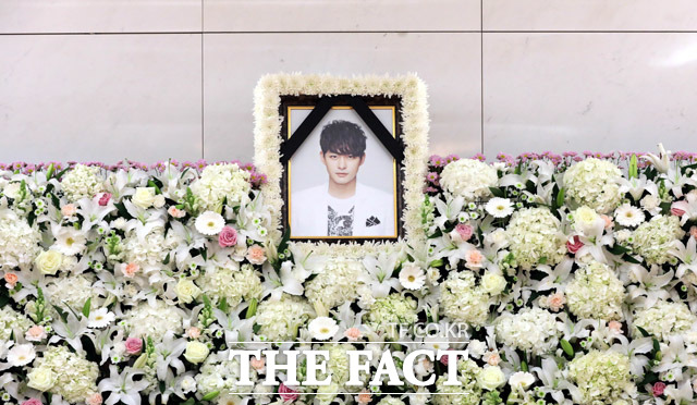 지난 21일 우울증 치료 중 사망한 배우 하지원의 친동생 故 배우 전태수의 빈소가 22일 오후 서울의 한 종합병원 장례식장에 마련되어 있다. / 사진공동취재단