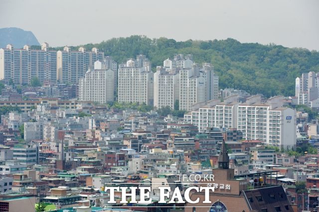 22일 국토교통부에 따르면 서울시 주요 재건축 아파트 20개 단지에 초과이익환수제 적용을 검토한 결과 조합원 1인당 부담금 평균 3억6600만 원으로 예상됐다. /더팩트 DB