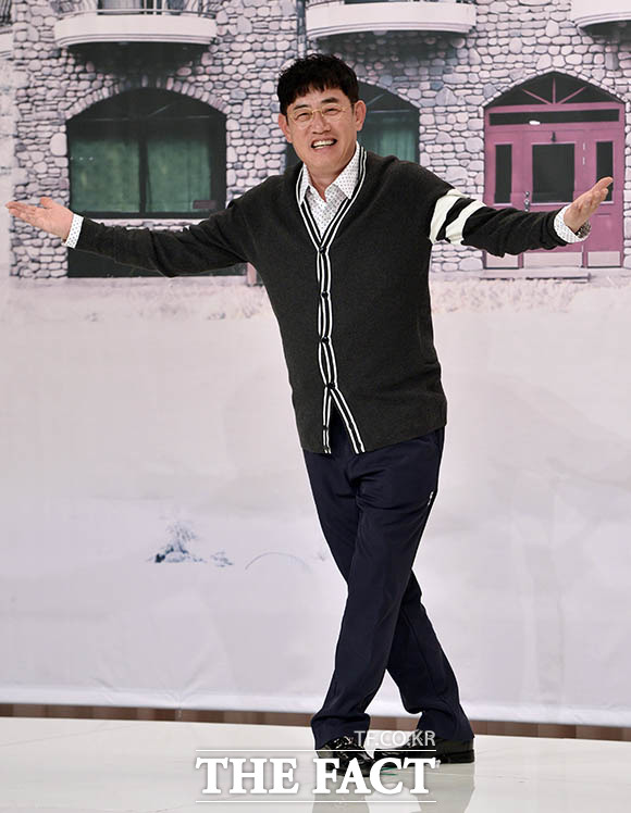개그맨 이경규가 23일 오후 서울 영등포구 타임스퀘어에서 열린 올리브채널의 예능프로그램 달팽이 호텔 제작발표회에 참석해 포토타임을 갖고 있다. /김세정 인턴기자
