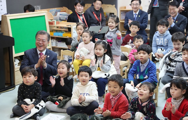 문재인 대통령은 24일 서울 도봉구의 한 어린이집을 찾아 보육프로그램에 참여하고, 학부모들과 간담회를 진행했다./청와대 제공