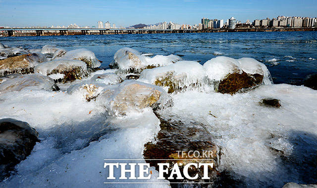 북극 한기의 영향으로 연일 최강한파가 이어지고 있는 25일 오전 서울 영등포구 여의나루 선착장 인근에 얼음이 얼어 있다. /이동률 인턴기자