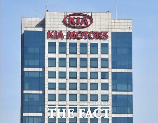 기아차가 25일 서울 양재동 본사에서 컨퍼런스콜로 기업설명회를 열고 2017년 경영실적을 발표했다. 지난해 영업이익은 전년 대비 73.1% 하락한 6622억 원을 기록했다. /더팩트 DB