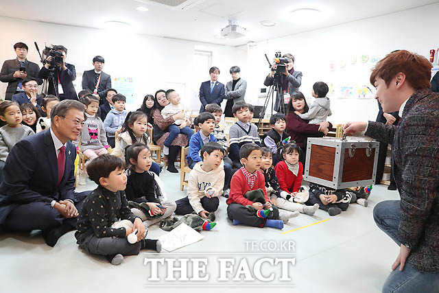 문재인 대통령이 24일 오전 서울 도봉구 한그루 어린이집을 방문해 어린이들과 함께 마술쇼를 지켜보고 있다./ 청와대 제공