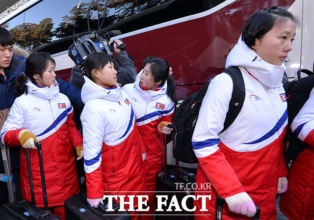 2018 평창동계올림픽 남북 단일팀에 참가할 북한 여자 아이스하키 선수단이 25일 오전 경의선 육로를 통해 남북출입사무소에 도착해 입경 심사를 마친뒤 버스에 탑승하고 있다./문병희 기자