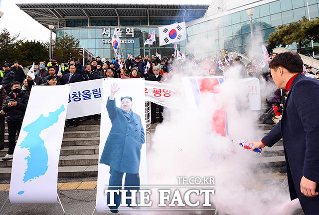 조원진 대한애국당 대표와 보수단체 회원들이 22일 오전 서울역 광장에서 평양올림픽? 평창올림픽 반대 기자회견을 개최한 가운데, 한 남성이 인공기를 불태우고 있다. /남용희 기자