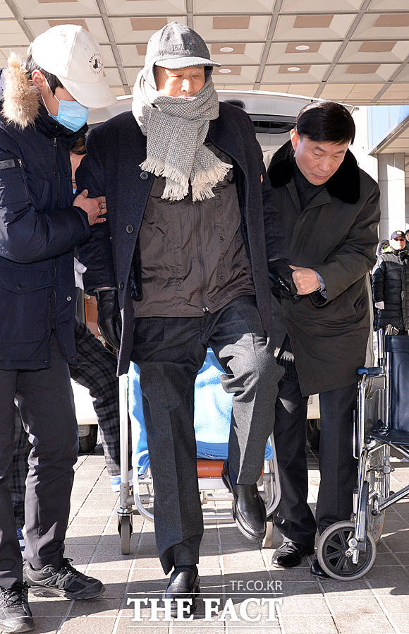 서울중앙지검에 도착해 휠체어에 오르는 이상득 전 의원. /서초동=문병희 기자