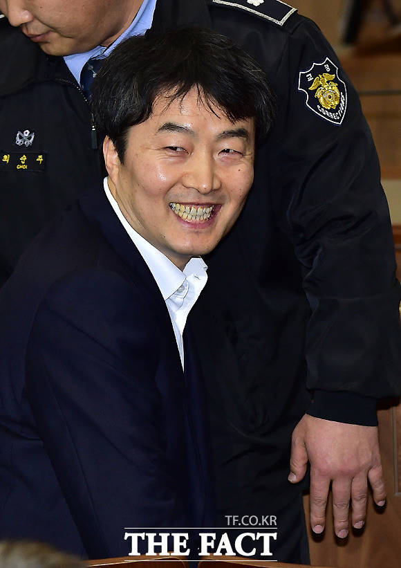 2015년 1월 22일 서울 서초구 대법원에서 열린 상고심 선고 공판에 참석하기 위해 법정으로 들어서는 이석기 전 통합진보당 의원. /사진공동취재단