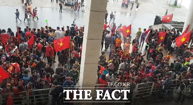 베트남 국민들이 27일 하노이 미딩 국립경기장에서 비를 맞으며 응원을 준비하고 있다. /독자제공