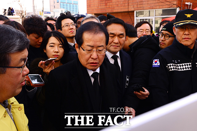 홍준표 자유한국당 대표가 27일 오후 경상남도 밀양시 가곡동 세종병원 화재현장을 찾아 현장을 둘러보고 있다. /밀양=남용희 기자