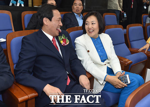 우상호(왼쪽) 전 원내대표와 박영선 의원이 지난 2016년 5월16일 서울 여의도 국회에서 마주보며 웃고 있다. /이새롬 기자