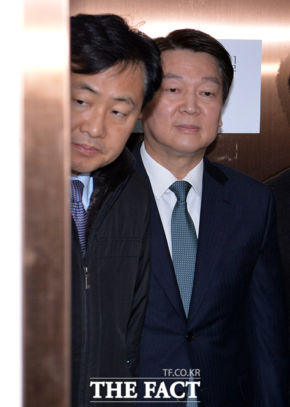 안철수 국민의당 대표가 28일 서울 여의도 중앙당사에서 열린 제12차 당무위원회의에 참석하고 있다. 왼쪽은 김관영 의원.