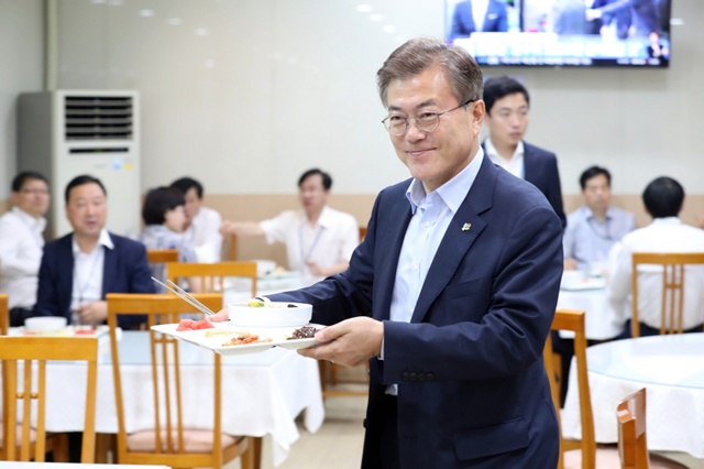 청와대와 춘추관 구내식당 밥은 맛이 좋기로 소문 나 있다. 사진은 문 대통령이 지난해 6월 9일 오후 청와대 여민관 구내식당에서 직원들과 점심을 먹기 위해 자리로 이동하는 모습./청와대 제공