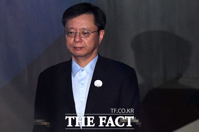 우병우 전 청와대 민정수석이 29일 오후 서울 서초구 서울중앙지방법원에서 열린 결심공판에 출석하고 있다./남윤호 기자