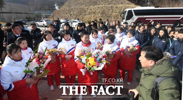 대한민국 여자 아이스하키 선수단과 평창동계올림픽에서 단일팀으로 함께 뛸 북한 선수단이 지난 25일 충북 진천군 진천 국가대표선수촌 빙상장 앞에서 처음으로 만나 환영식을 하고 있다./배정한 기자