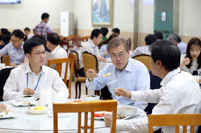 문재인 대통령이 지난해 6월 9일 오후 청와대 여민관 구내식당에서 임종석 비서실장과 이정도 총무비서관을 비롯한 직원들과 점심을 먹는 모습./청와대 제공