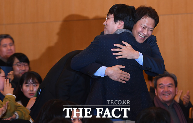 임종석 대통령 비서실장(오른쪽)이 30일 오후 서울 종로구 광화문 교보빌딩에서 열린 양정철 전 청와대 홍보기획비서관의 세상을 바꾸는 언어 북콘서트에 참석해 양 전 비서관과 포옹하고 있다. /이새롬 기자