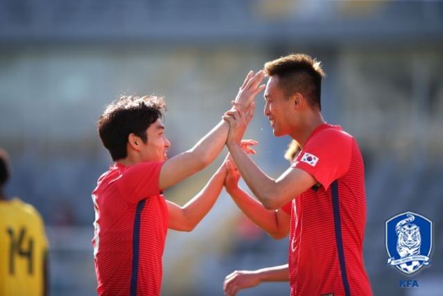 김신욱 A매치 3경기 연속골 폭발! 김신욱(오른쪽)이 자메이카와 경기에서 골을 잡아내면서 A매치 3경기 연속골을 기록했다. 김신욱은 2월 3일 라트비아와 평가전에서 4경기 연속골에 도전한다. /대한축구협회 제공