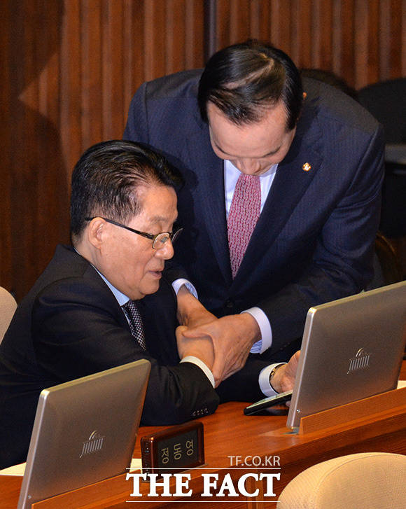 통합파 김중로 의원(오른쪽)과 인사하는 박지원 의원