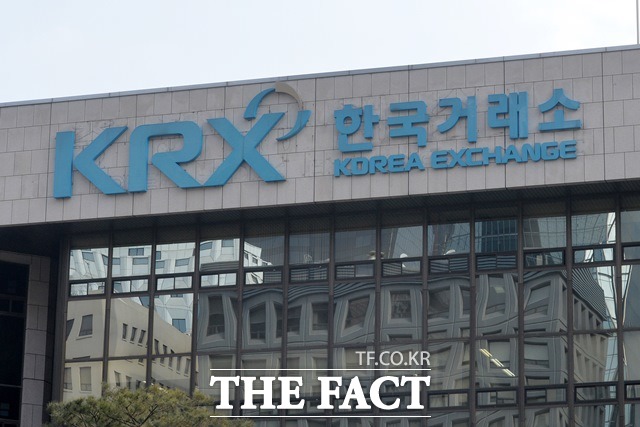 30일 한국거래소는 오는 2월 5일 코스피와 코스닥의 우량기업으로 구성된 KRX300을 출시한다고 밝히며 편입 예정 종목을 발표했다. /더팩트 DB